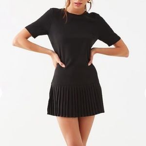 Forever 21 - PLEATED SHIFT DRESS BLACK. Size Large